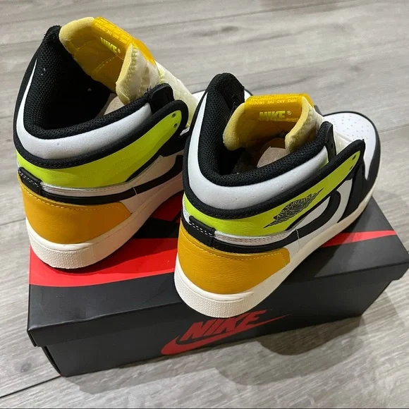 Air Jordan 1 Retro High “Volt” OG Men's 11.5 - Picture 5 of 8